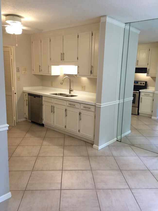 Foto del edificio - 6928 Cobblestone Way N