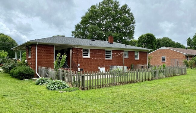 Building Photo - Charming full brick home!