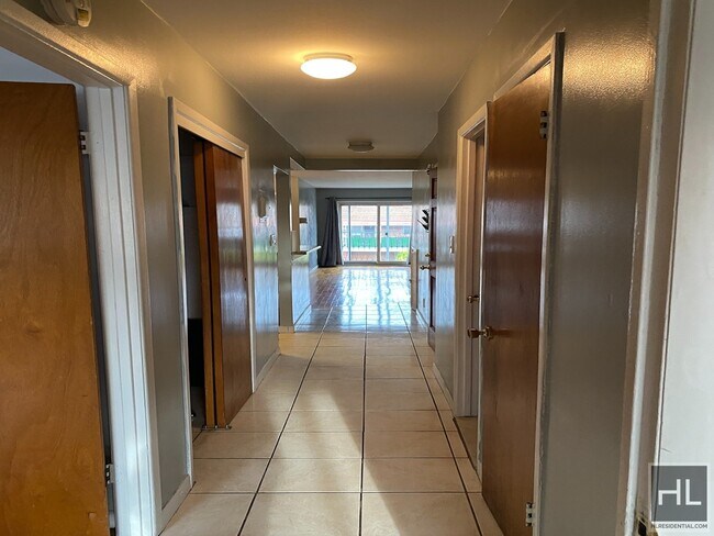 Foto del edificio - Great Three Bedroom Two Bath Woodside,NY