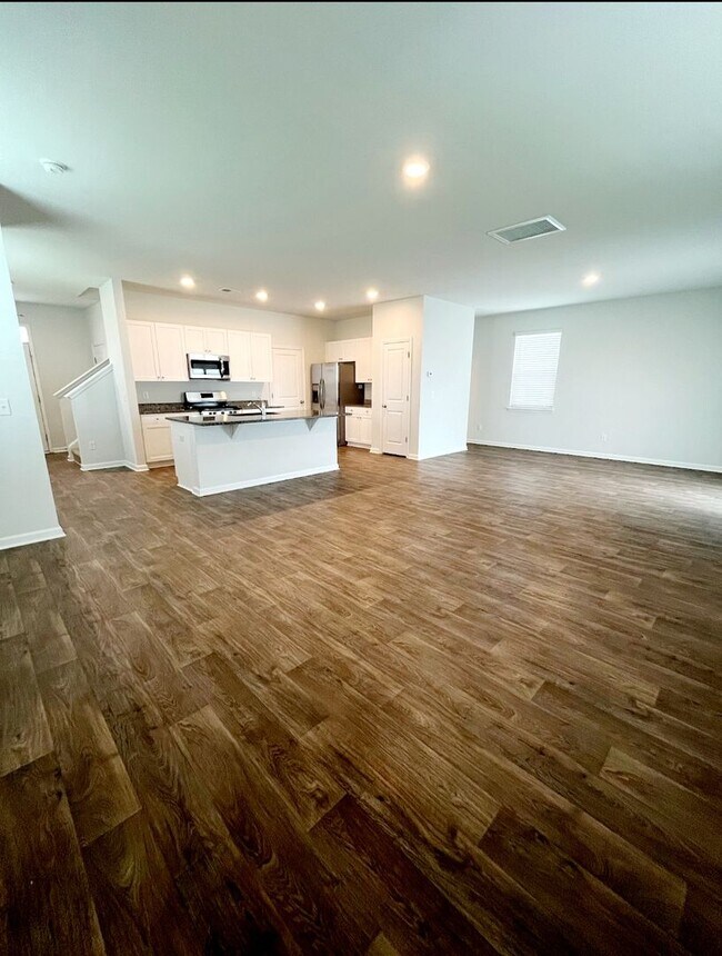 Building Photo - Stunning 4 Bedroom located in Cul-de-sac