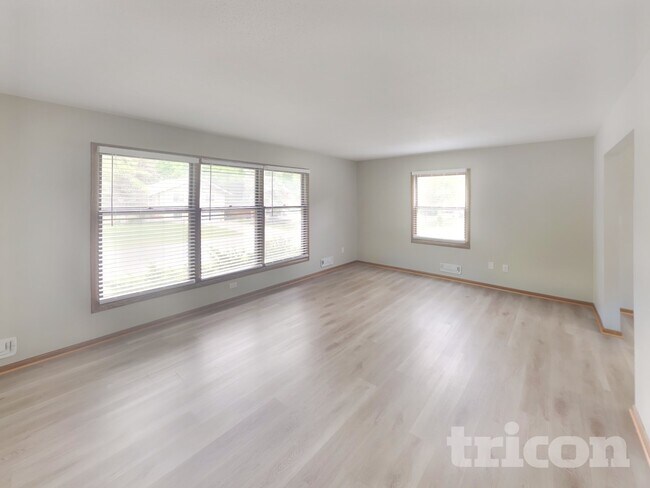 Foto del edificio - 3301 Skyview Dr