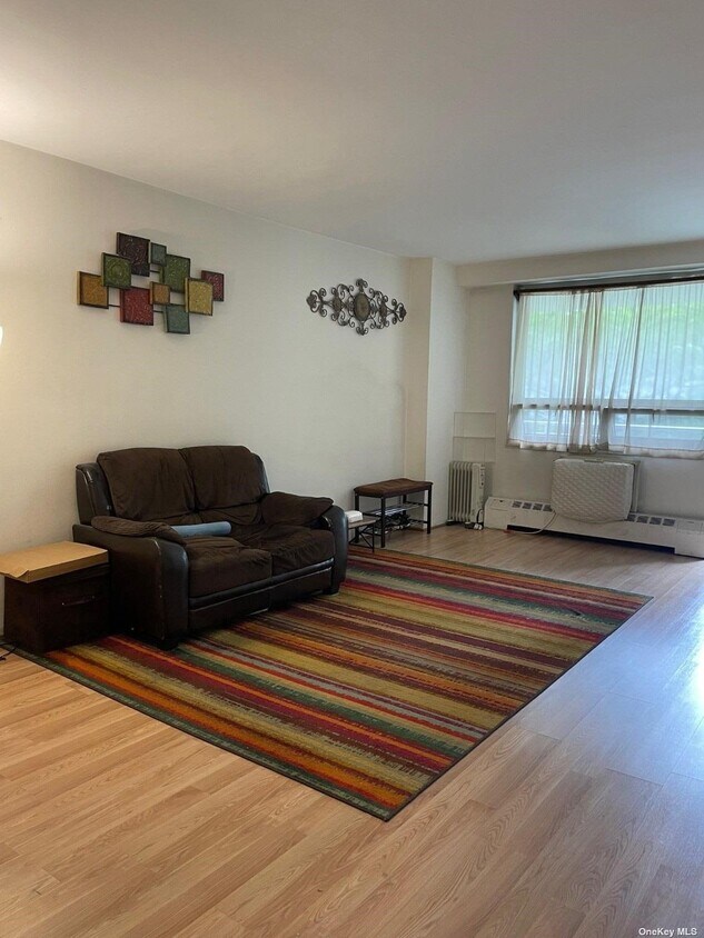Foto principal - 61-15 97th St