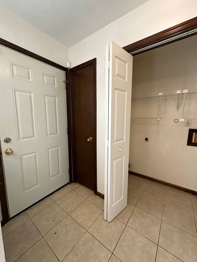 Building Photo - 3825 Buchanan Dr