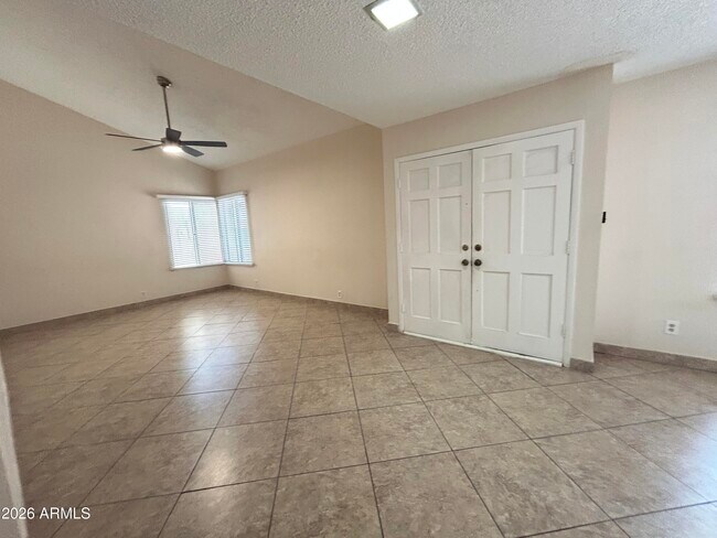 Foto del edificio - 4014 W Christy Dr