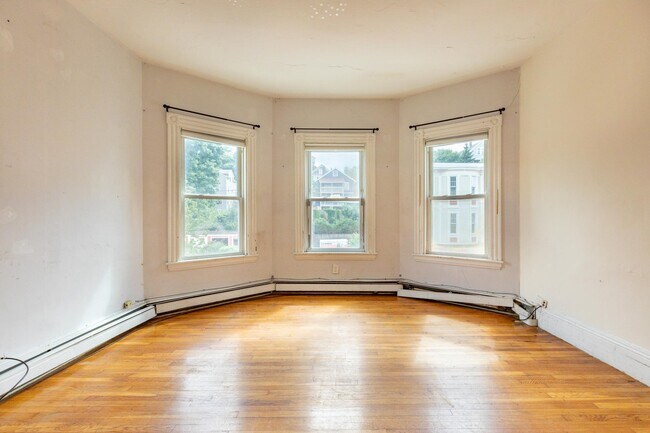 Building Photo - 61 Hillside St