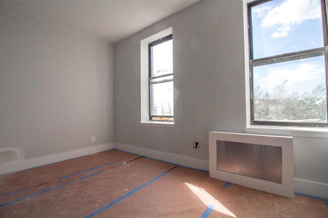 Building Photo - 680 Monroe St