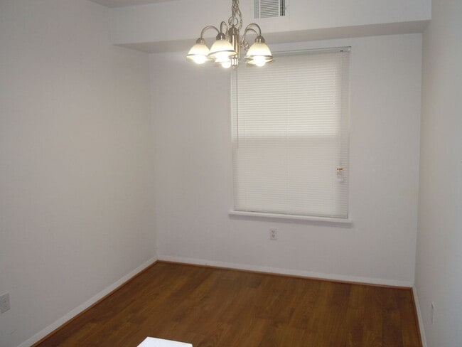 Building Photo - Leesburg Heritage Square Three Bedroom