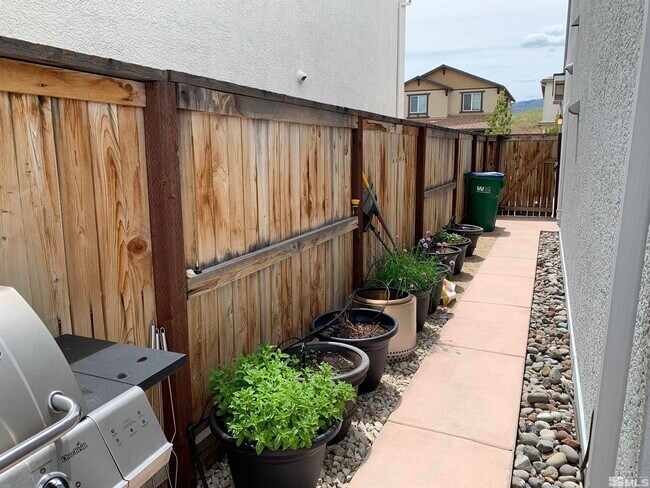 Foto del edificio - 1832 Star Bright Way