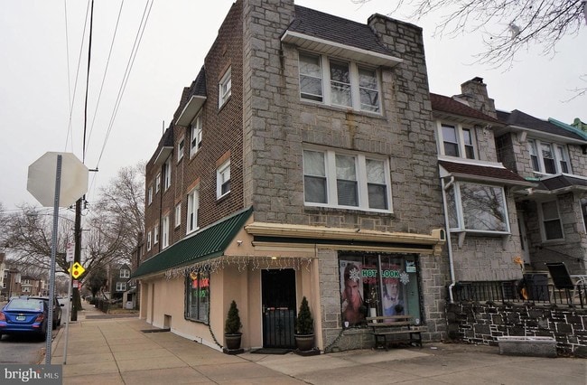 Building Photo - 3258 Wellington St