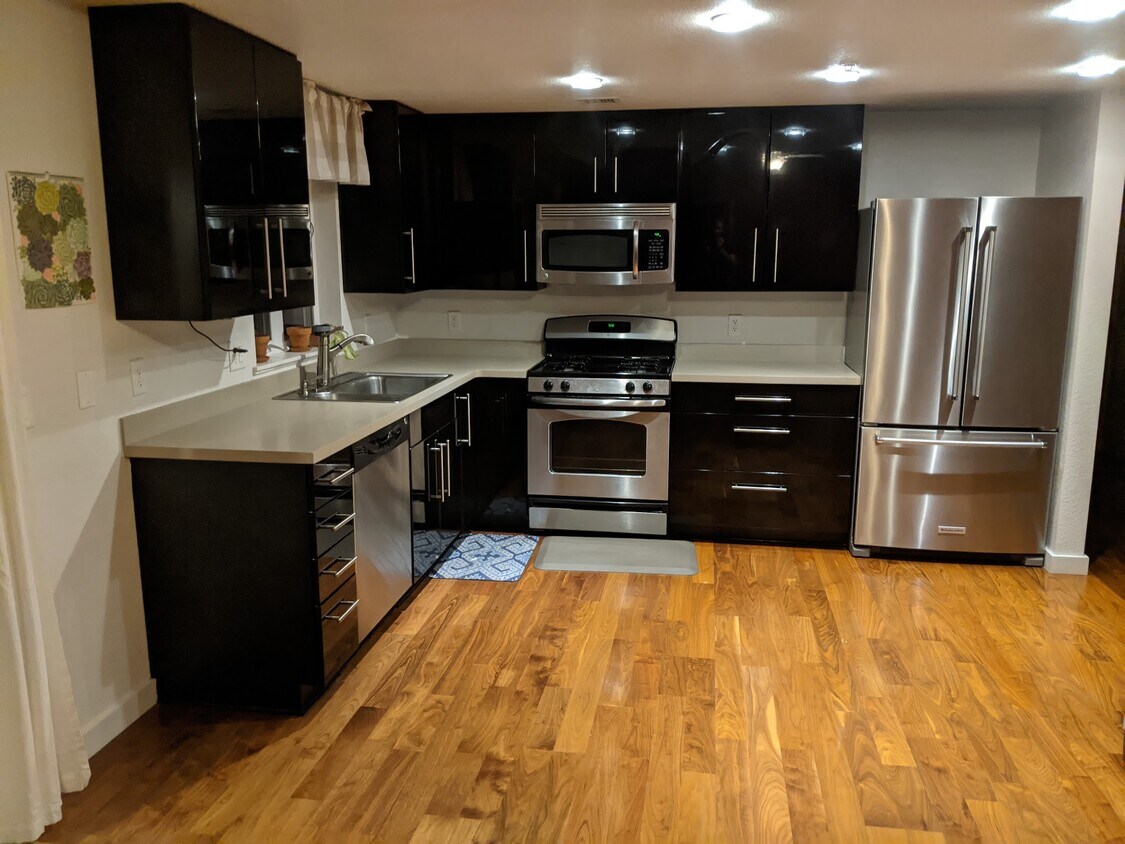 Foto principal - 2999 Lawrence St
