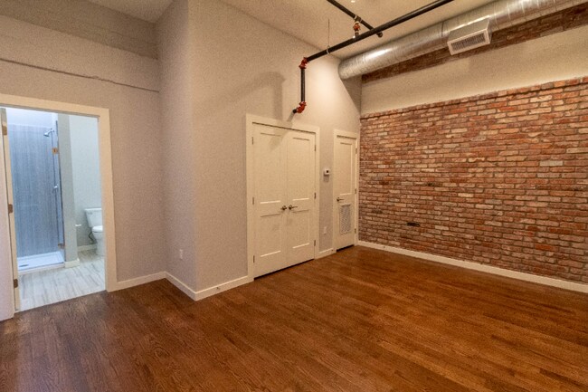 Foto del edificio - 310 E 1st St