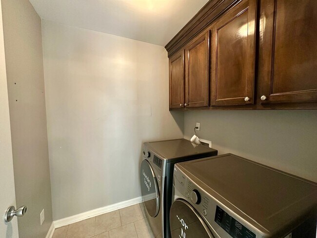 Building Photo - Charming 3 Bedroom 2 Bath with Modern Upgr...