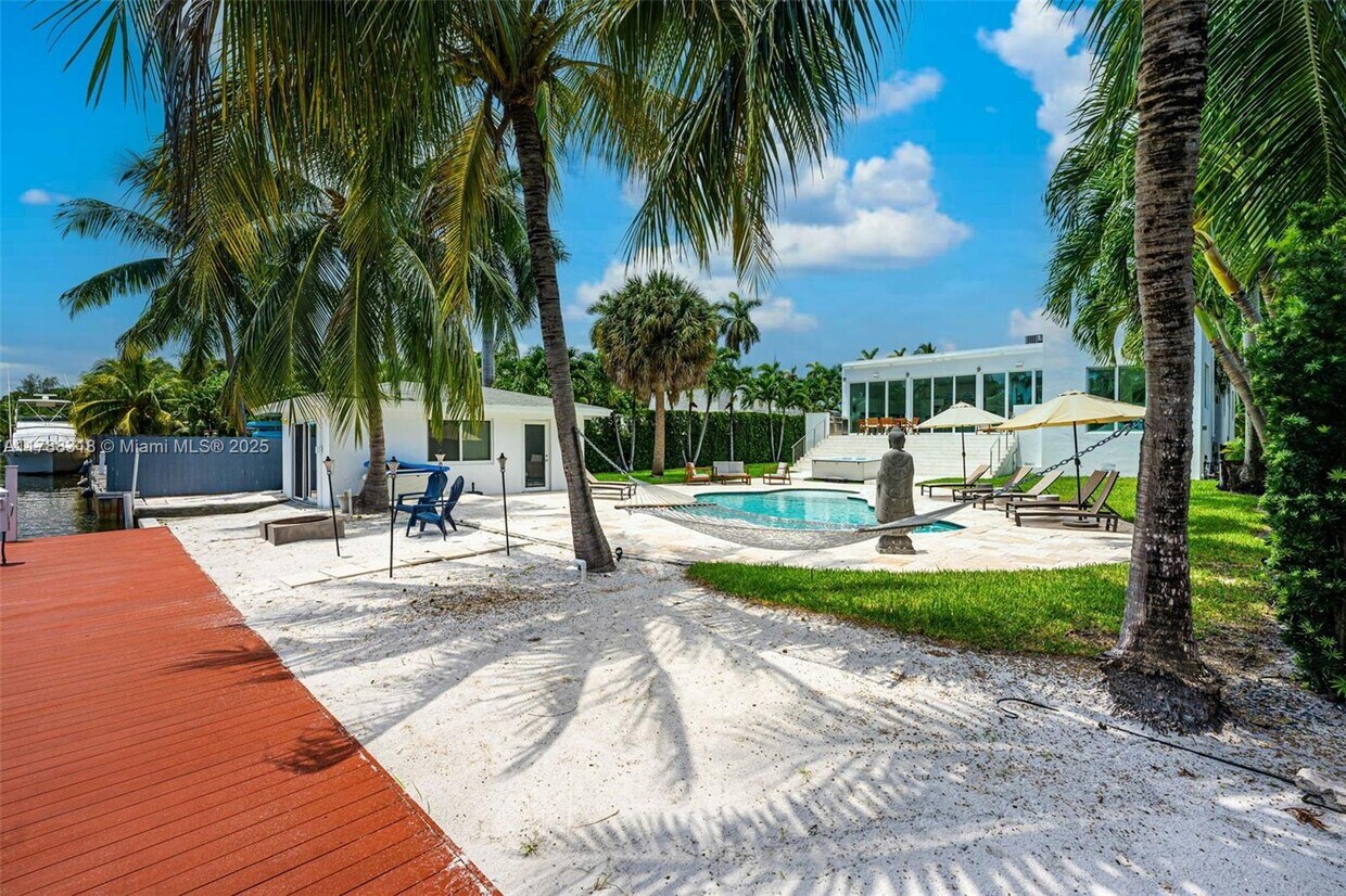 Foto principal - 1090 NE 84th St