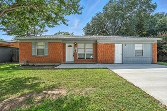 Building Photo - 1109 Lexington Dr
