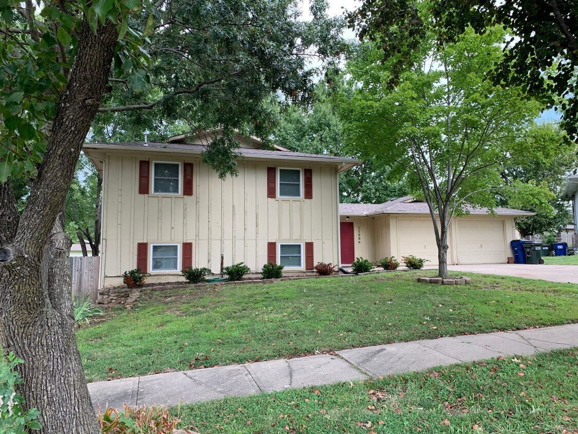 1108 Cynthia St, Lawrence, KS 66049 Townhome Rentals in Lawrence KS