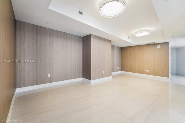 Building Photo - 851 NE 1st Ave