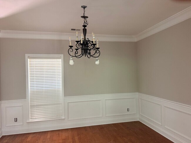 Building Photo - Nice Spacious home, FENCED backyard, Master on Main. Plus BONUS Room