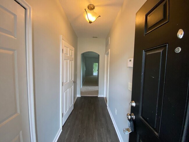 Building Photo - Stunning 3-Bedroom End Unit Townhouse with...