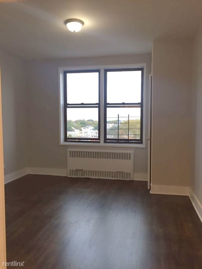 Building Photo - 3 br, 1 bath  - 3900 Kings Hwy