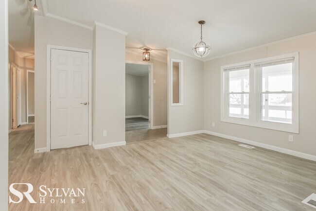 Building Photo - Feel welcome in this adorable home