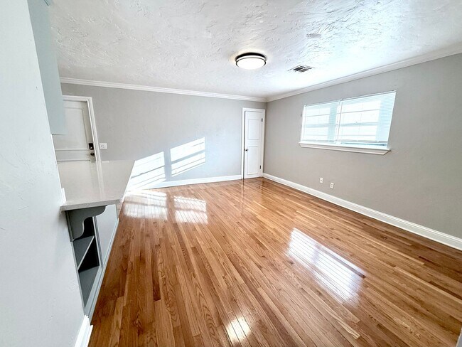 Building Photo - Updated 2BD 1BA Apartment in Historic Crown Heights!!