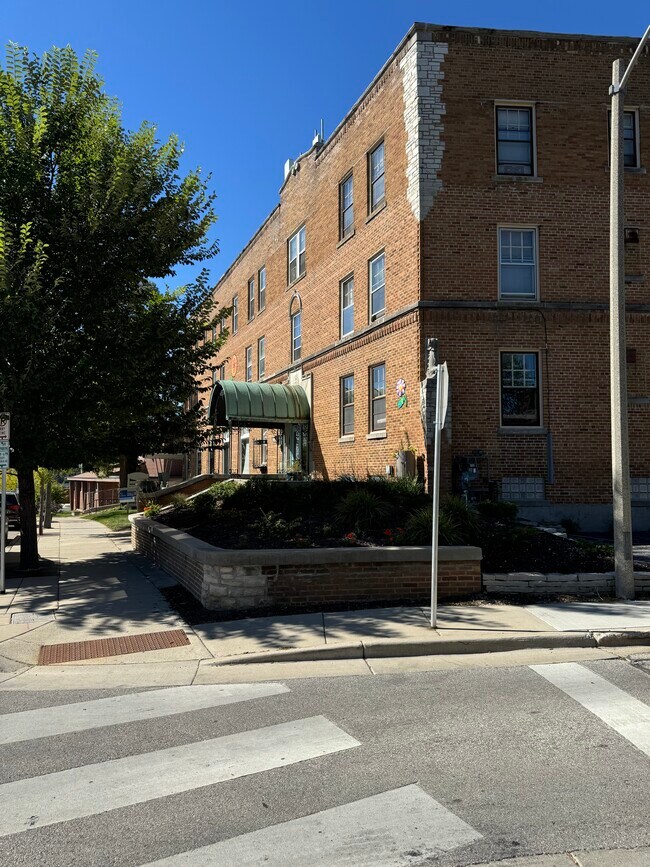 Building Photo - 7416 Harwood Ave
