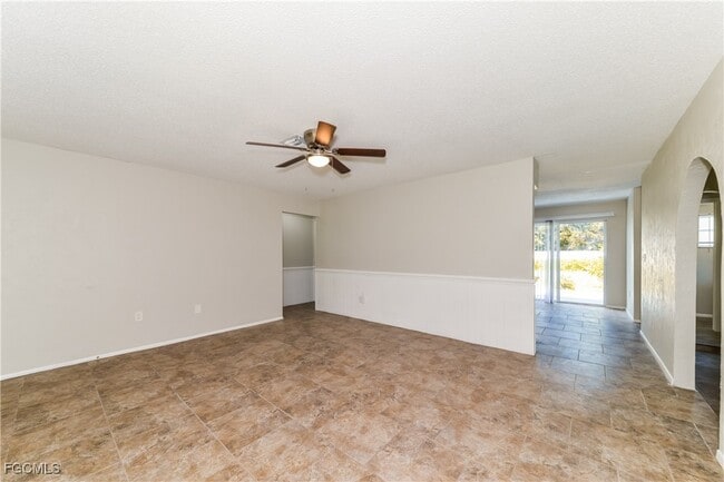 Foto del edificio - 6231 Catalan St