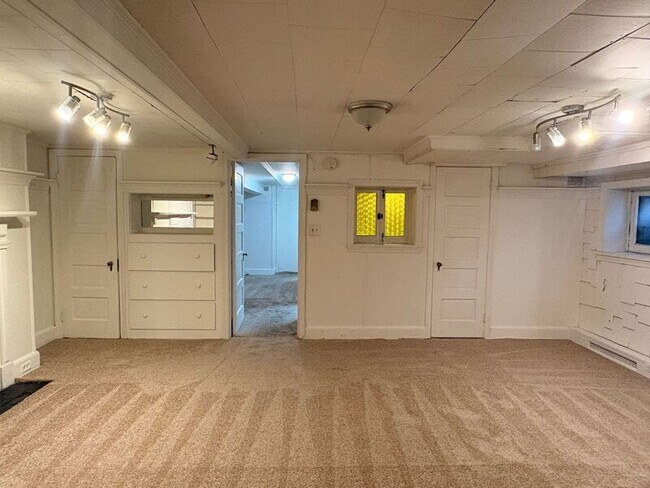 Foto del edificio - 107 E Chase St