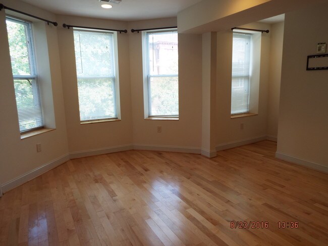 Sala de estar - 1478 Chapin St NW