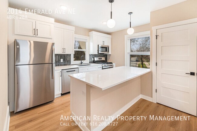 Building Photo - 2014 Emerald Ave NE