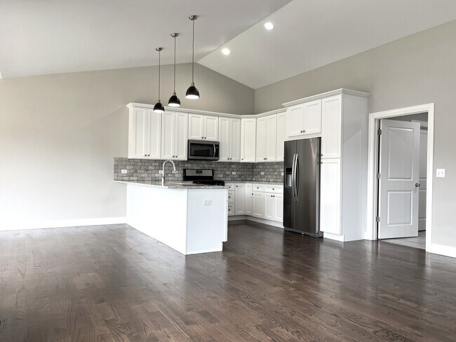 Building Photo - 855 Meadow Ln