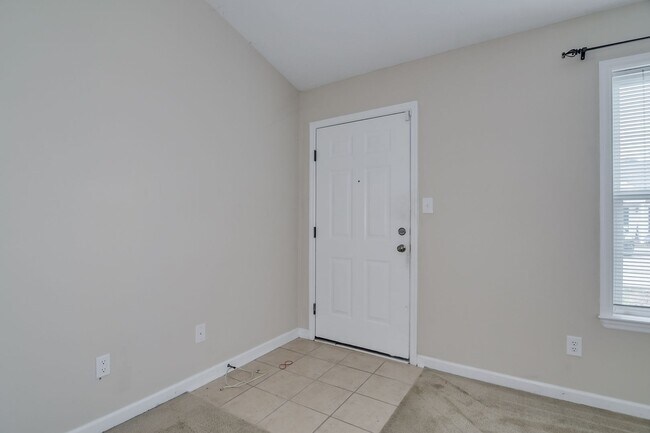 Foto del edificio - End Unit Townhome!