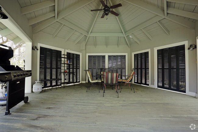 Pool Gazebo - Vieux Carre Apartments