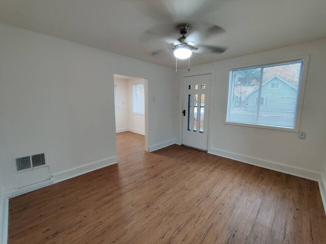 Building Photo - 5 Minutes from Downtown CDA!