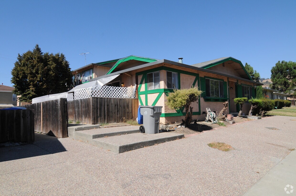 Primary Photo - 3265 Rockport Ave