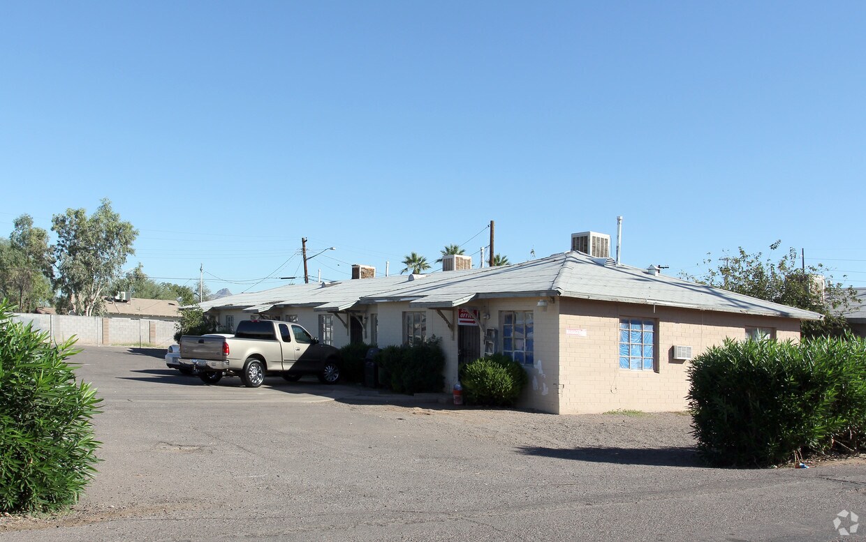 Foto principal - 1524 East Oak Street