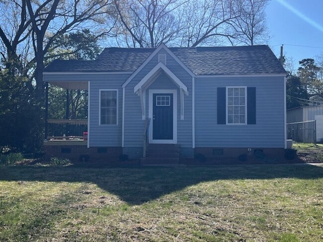 Building Photo - Newly-RENOVATED 2/2 House in a prime location!