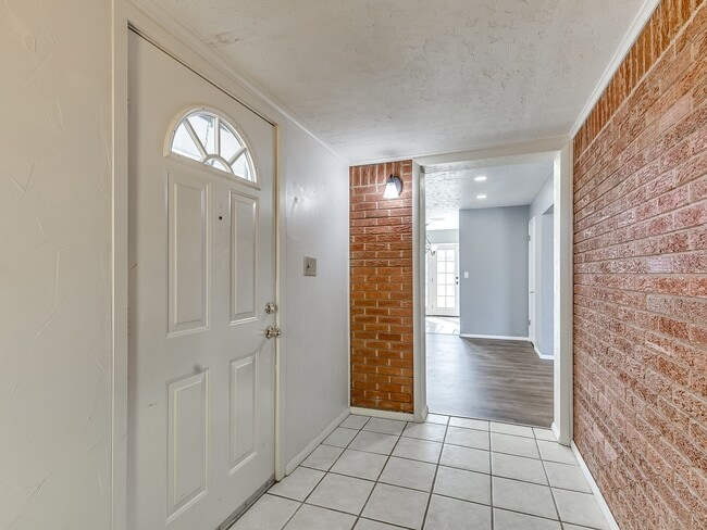 Building Photo - 316 W Bass Ave