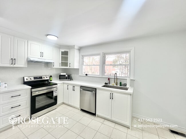 Photo du bâtiment - Spacious 3-Bedroom Main-Level Home with Porch, Backyard & Parking in London