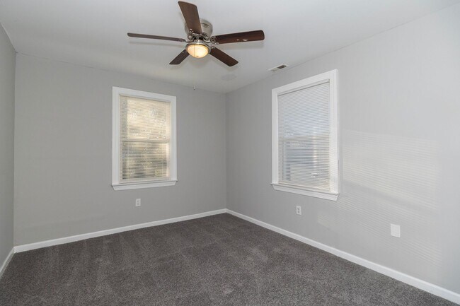 Foto del edificio - Beautiful 4 Bedroom 2 Bathroom Home in Kansas City!