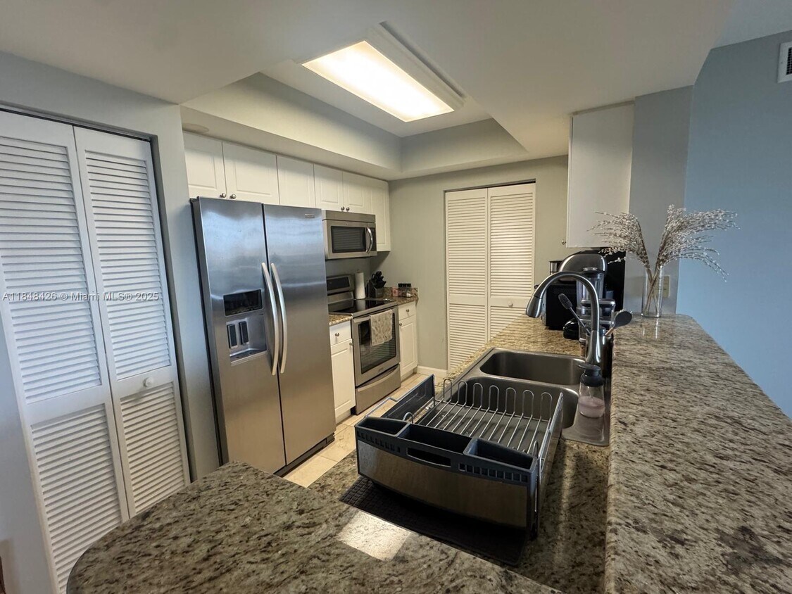 Foto principal - 19501 W Country Club Dr