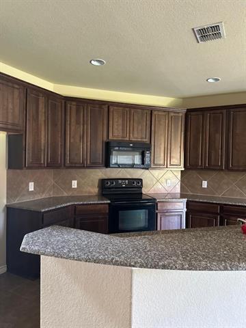 Foto del edificio - 5017 Hidden Pond Dr