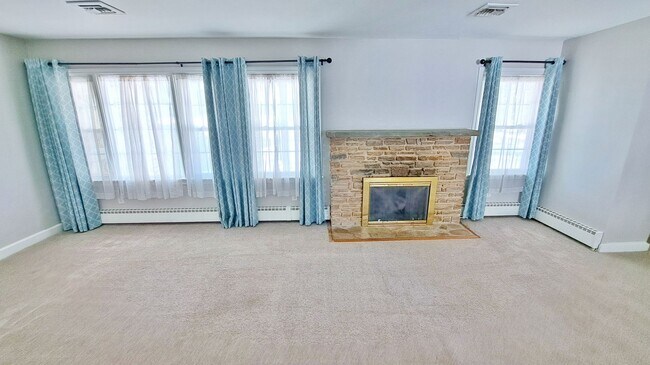 Foto del edificio - 3 Bed / 1-1/2 Bath Single Family Home w/2-car garage