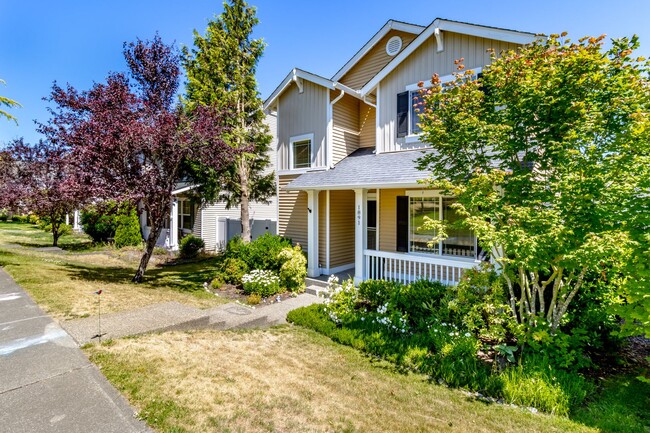 Building Photo - 3 bedroom, 2.5 bath DuPont home featuring AC!