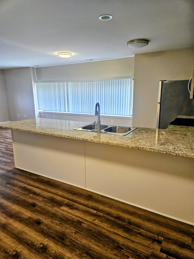 Building Photo - 6455 Lake Ave