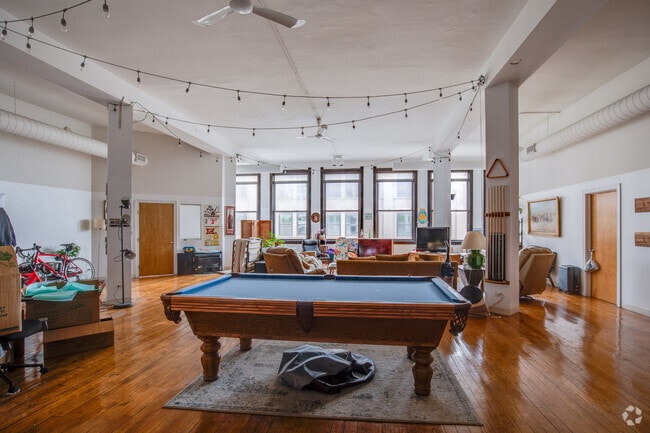 Building Photo - 1278 N Milwaukee Ave