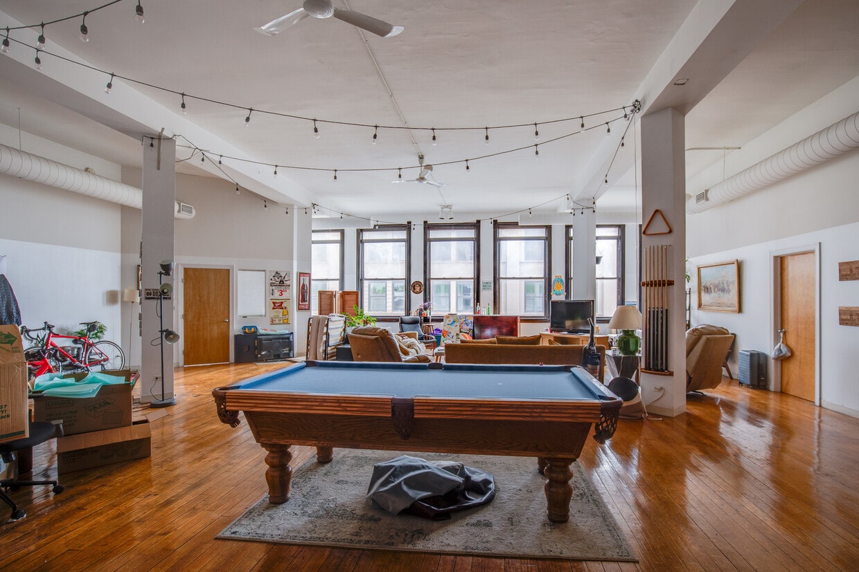 Primary Photo - 1278 N Milwaukee Ave