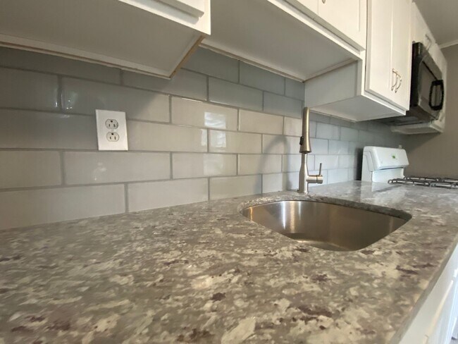 Building Photo - Remodeled one bedroom apartment