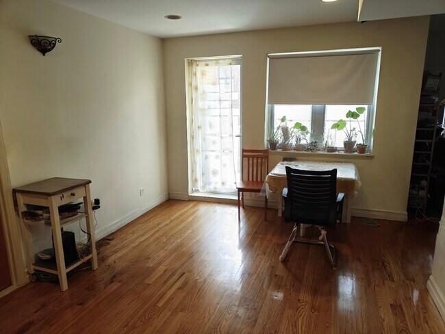 Foto del edificio - 8510 Elmhurst Ave