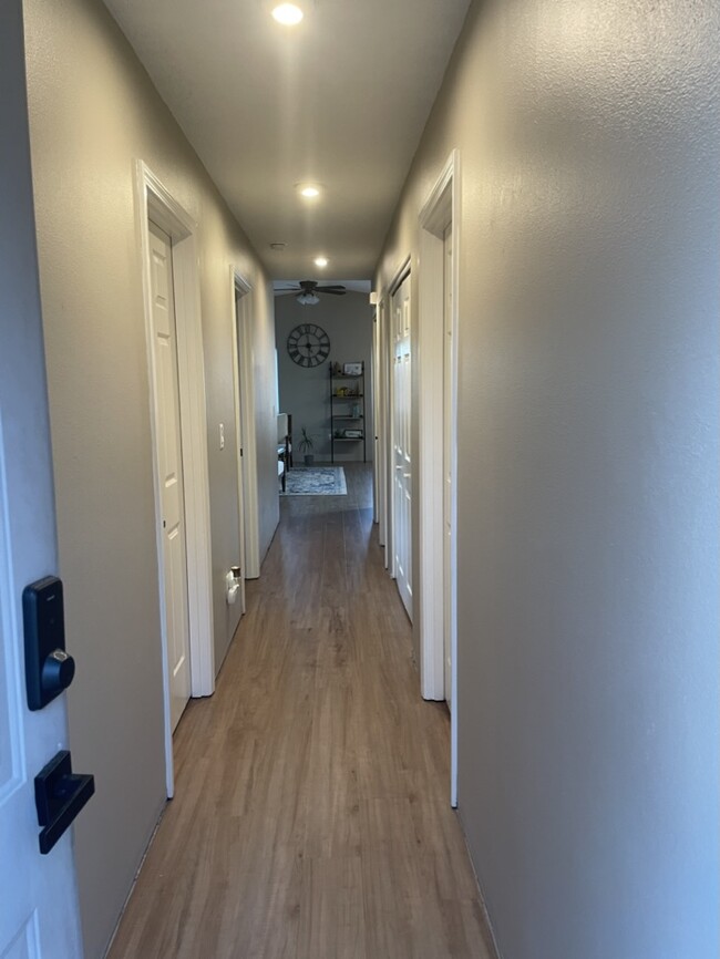 Building Photo - 740 NE Loper Ave